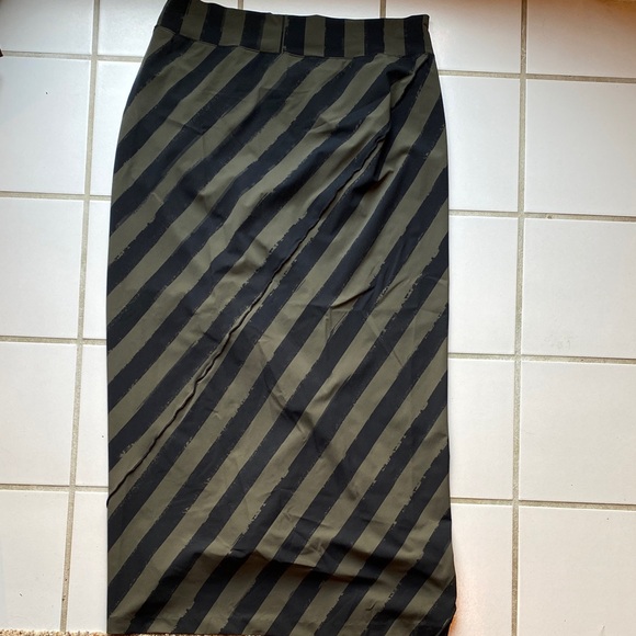 Porto SF Elegant Asymmetrical Black and Green Skirt Size 3 (10) M - Picture 6 of 9